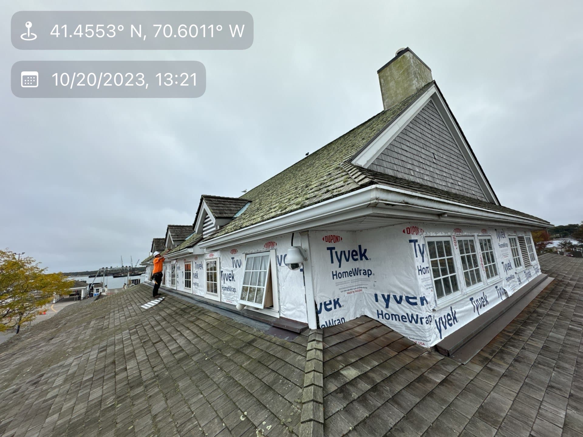 2023-10-20 17 21 59Z-lnyvow1i9up3gzuo Roof of a building under construction, wrapped in Tyvek HomeWrap.