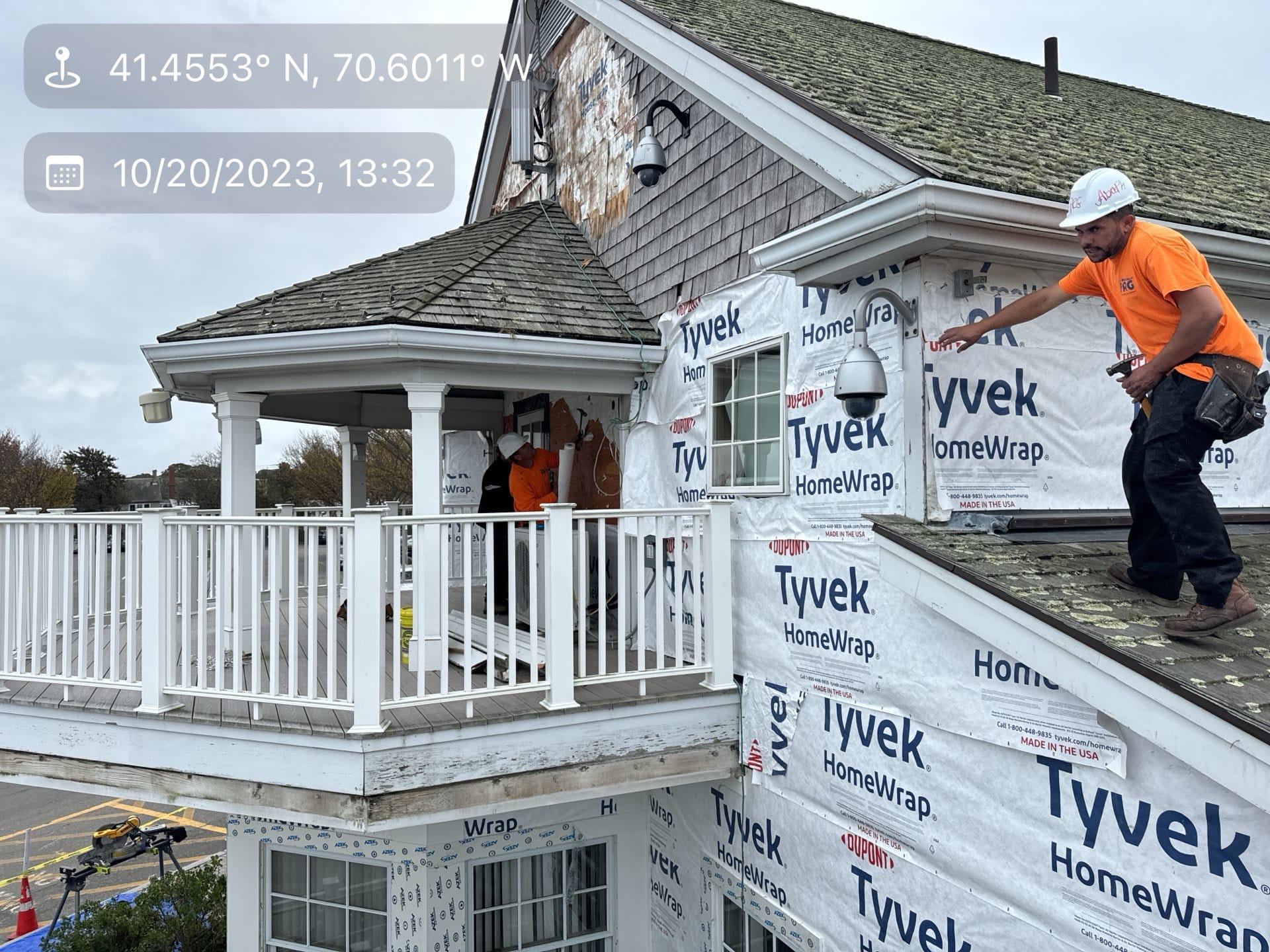 2023-10-20 17 32 34Z-lnyw2i8hxfb50ugp Construction worker on a roof wrapped in Tyvek.