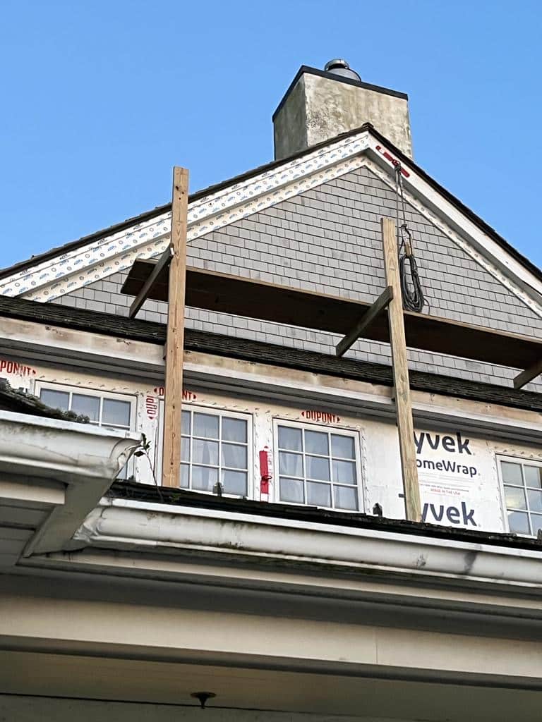 2023-10-25 15 09 26Z-lo5w5pe5yc9rgv24 House construction with scaffolding and Tyvek wrap.