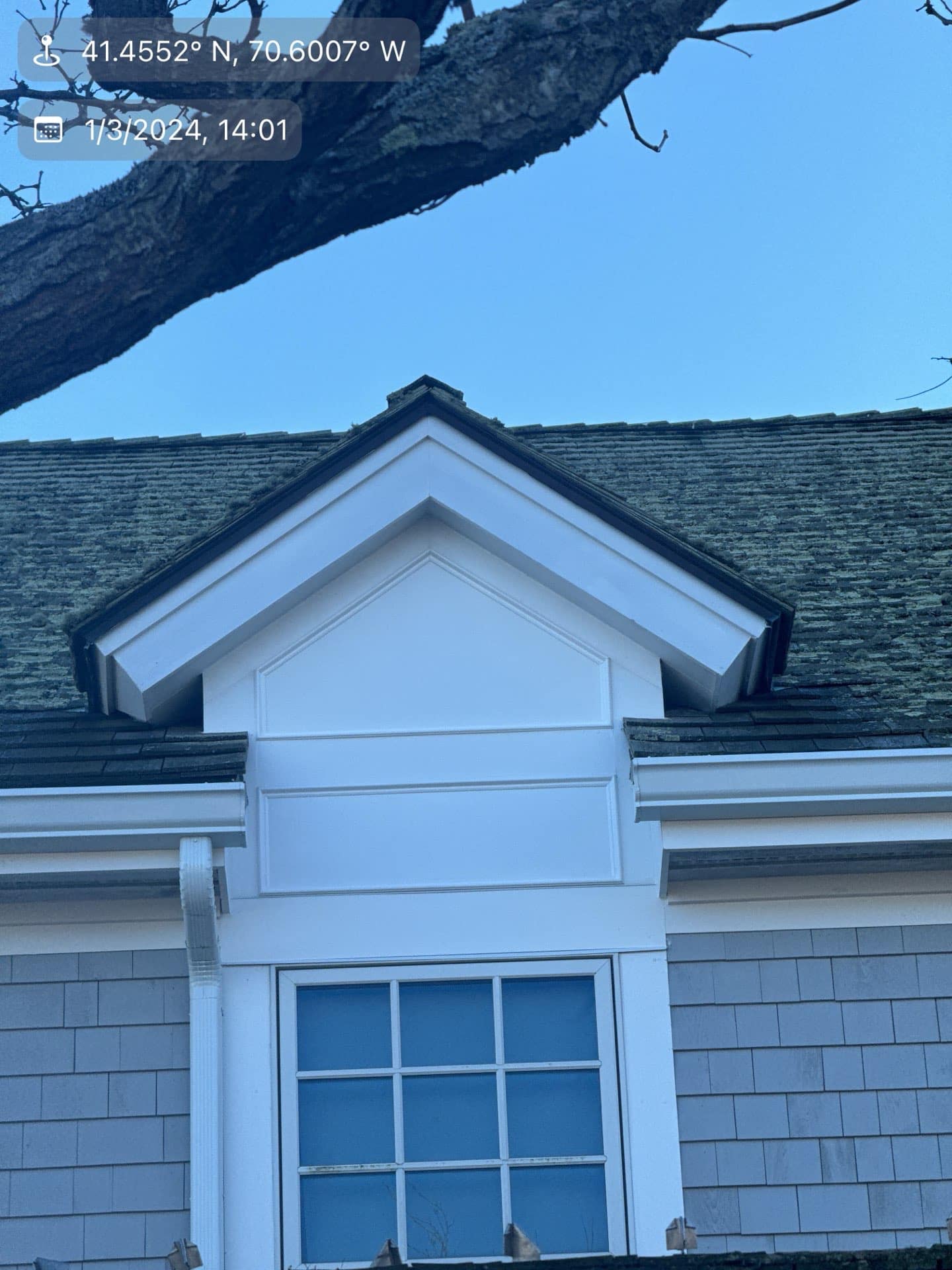 2024-01-03 19 01 49Z-lqy5a6e23xpsxxzy Gray shingle building .