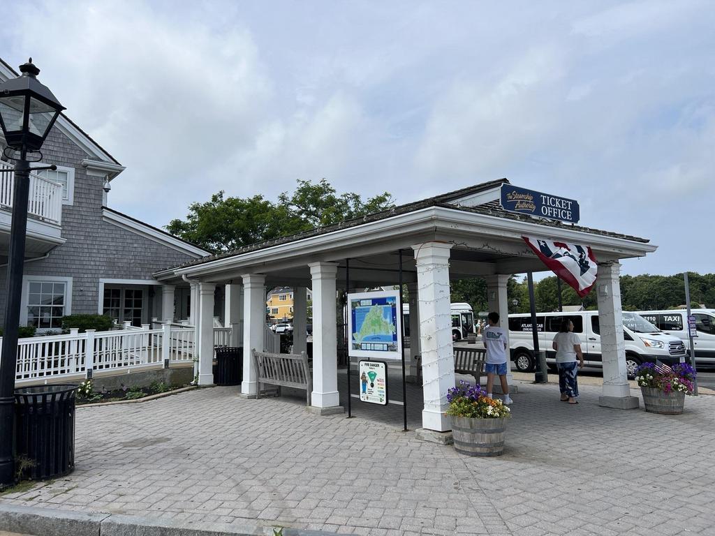 7 28 2023 16 51 19-lkn26jt1al0v7ek0 Covered ticket office area with benches and a map display.