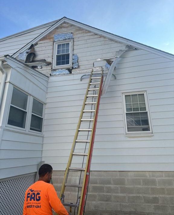 8 3 2023 7 53 01 AM-lkv3lepzuaxcs5fb Contractor on a ladder next to a house with damaged white siding.